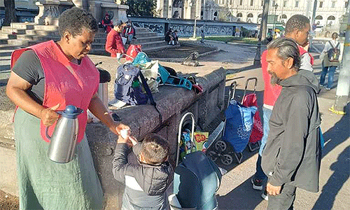 Eliad serves breakfast in the community with a young volunteer. (Photo: Courtesy of Eliad Dias dos Santos)