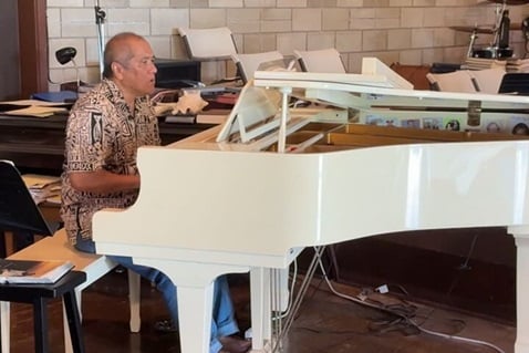 Leo Pascua, Music Director for Wahiawa UMC sings a hymn in Hawaiian Hawaiian Hymns 2 720x480