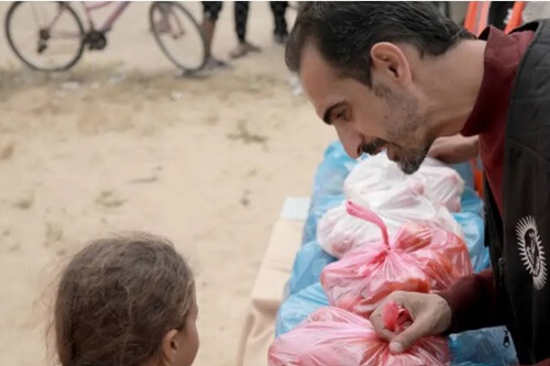 Fresh food distribution to Gazan IDPs, April 2024. UMCOR partner United Palestinian Appeal, in Gaza. (Photo: UPA)