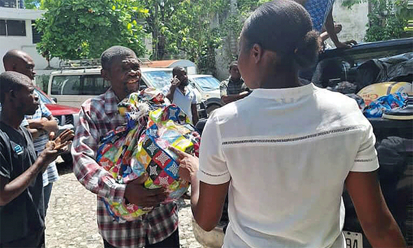 Methodists in Haiti distribute food aid through their parish circuits to help with shortages during the current crisis. (Photo: Courtesy of EMH, MCCA-Haiti) Methodists in Haiti distribute food aid through their parish circuits to help with shortages during the current crisis. (Photo: Courtesy of EMH, MCCA-Haiti)