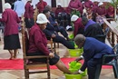 O Rev. Francisco Rungo e dois anciãos da igreja lavam os pés de centenas de membros da igreja na IMU Bispo Escrivão Zunguze durante o culto de Quinta-feira Santa. Esta é uma lembrança de Jesus lavando os pés dos discípulos e dizendo: “amai-vos uns aos outros”.