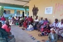 Os residentes do Centro de Idosos de Hulene reúnem-se para dar as boas-vindas à Juventude Metodista Unida da Área da Conferência Sul de Moçambique, num evento que fomentou as ligações entre as gerações, promoveu a compreensão e encorajou mais apoio.