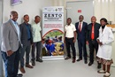 Funcionários do Programa de Apoio Entomológico ao Combate à Malária do Zimbabwe no interior do insetário da Universidade de África em Mutare, Zimbabwe, durante a reinauguração do seu laboratório de investigação a 27 de Agosto. O programa foi encerrado no início deste ano após a suspensão do financiamento da USAID. Da esquerda para a direita: Sungano Mharakurwa, Vuyisile Mthokozisi Mathe, Joseph Makanda, Fanuel Toto, Hieronymo Masendu, Petros Kawadza e Violla Chimwayi. Foto de Ben Smith, UM News.