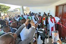 O Bispo João Filimone Sambo corta a fita na inauguração, em Julho, da nova capela permanente da Igreja Metodista Unida de Muhalaze, nos arredores de Maputo, Moçambique. O Campo Missionário de Muhalaze cresceu e agora conta com seis Igrejas Locais com mais de 300 membros, mas esta é a sua primeira estrutura permanente. Foto de Roque Facela, UM News.