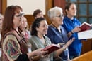 Les participants au rassemblement des diacres de l'Église Méthodiste Unie de 2025 chantent pendant le culte d'ouverture à la chapelle Upper Room à Nashville, Tennessee. De gauche à droite : le révérend Shannon Howard, le révérend Tina Marie Rees, le révérend Sherry Brady et Candace Brady. L'événement était axé sur la nouvelle autorité sacramentelle des diacres approuvée lors de la Conférence Générale de l'année dernière. Photo de Mike DuBose, UM News.