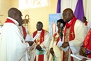 L'Évêque Mande Muyombo (tenant le microphone), président du Collège des évêques africains et évêque du Nord Katanga, prodigue des conseils au nouvel Évêque Antoine Kalema Tambwe lors de sa cérémonie d'installation à la tête de l'Église Méthodiste Unie au Congo Est, le 28 septembre 2025 à Kindu, en République Démocratique du Congo. Photo de Chadrack Tambwe Londe, UM News.