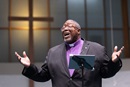 L'Evêque Frank Beard utilise des métaphores liées à la pêche pour lancer son nouveau programme d'évangélisation, Catching Like Jesus Ministries, lors d'un sermon à l'Eglise Méthodiste Elkhart Faith United Methodist Church à Goshen, dans l'Indiana. Photo de Mike DuBose, UM News.