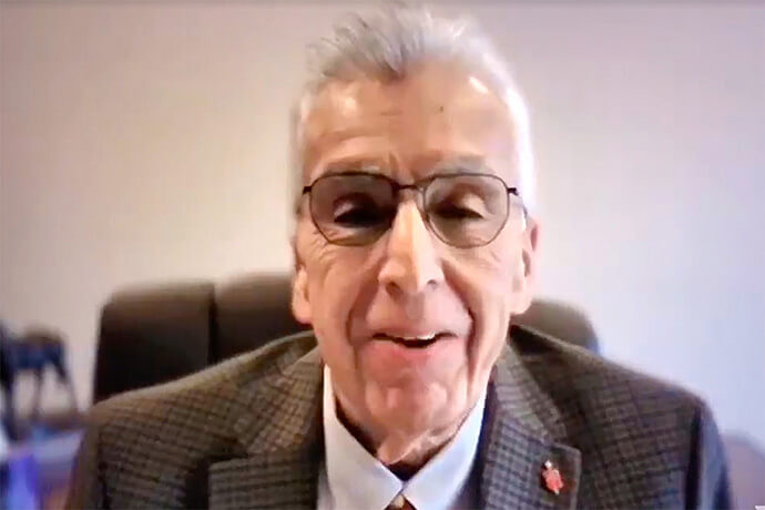 El Obispo Rubén Sáenz Jr.,de la Conferencia Anual Horizon Tejas, informó sobre los planes para la Reunión de Liderazgo del Concilio de Obispos/as, programada del 20 al 24 de octubre de 2026 en Calgary, Canadá. Sáenz es copresidente del Equipo de Diseño de la reunión. Durante la reunión virtual de otoño, sus compañeros/as obispos/as también lo eligieron como próximo presidente del Concilio de Obispos/as. Captura de pantalla cortesía de la página de Facebook del Concilio de Obispos/as.