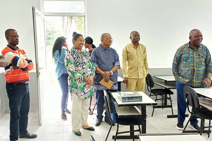 Bispo Moisés Bernardo Jungo( o primeiro à direita) e alguns oficiais da conferência recebem explicação dos técnicos sobre a montagem e teste dos equipamentos para aulas virtuais no Instituto Compartilhado Metodista no Quéssua em Malanje-Angola. Foto de João Nhanga, Notícias da MU.