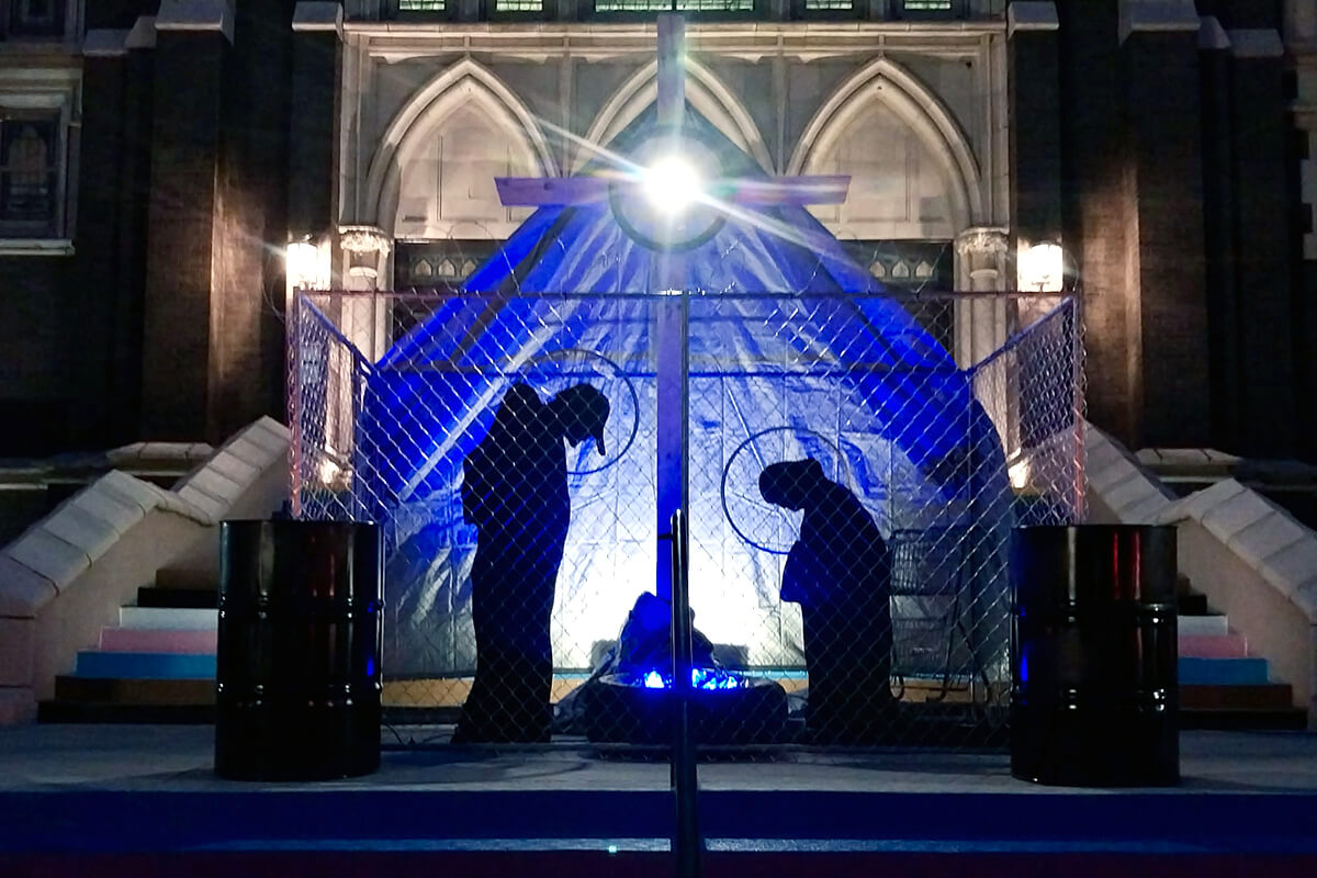 Em um presépio na Igreja Metodista Unida de Oak Lawn, em Dallas, Maria, José e o menino Jesus são retratados em um centro de detenção, como forma de protesto contra o tratamento dado aos imigrantes nos Estados Unidos. “Acreditamos ser importante mostrar o paralelo entre o que está acontecendo no mundo e o que entendemos ter acontecido na história bíblica do nascimento de Jesus”, disse a Reverenda Rachel Griffin-Allison, pastora sênior de Oak Lawn. Foto cedida pela Igreja Metodista Unida de Oak Lawn.