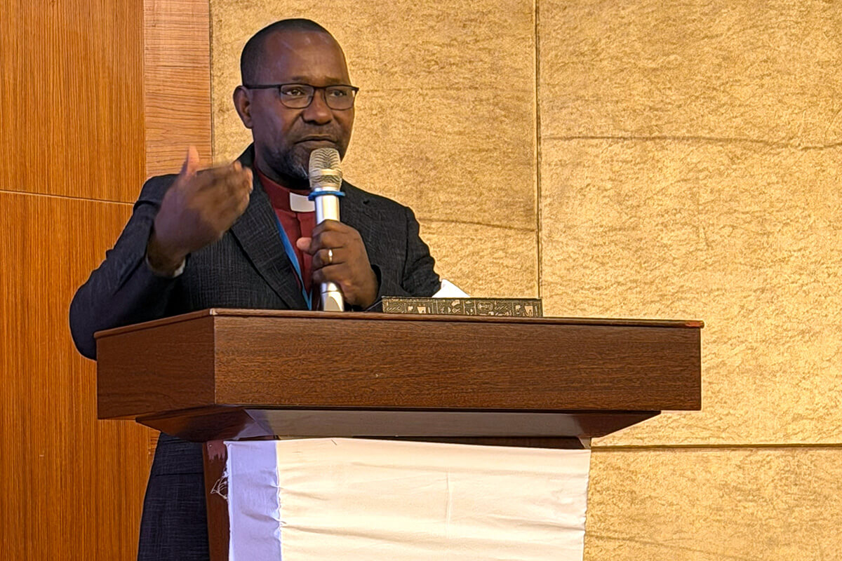 Bispo João Filimone Sambo falando durante o Acampamento do Discipulado na Beira, Moçambique, no evento realizado de 29 a 31 de Outubro e organizado pela Escola de Desenvolvimento Congregacional do Conselho Metodista Unido dos Ministérios do Discipulado. Foto de Roque Facela, UM News.
