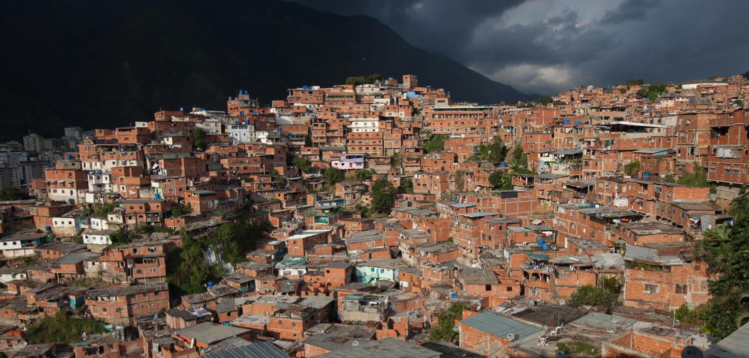 Viviendas informales en las colinas que rodean Caracas, Venezuela. Foto: Sean Hawkey, Life on Earth.