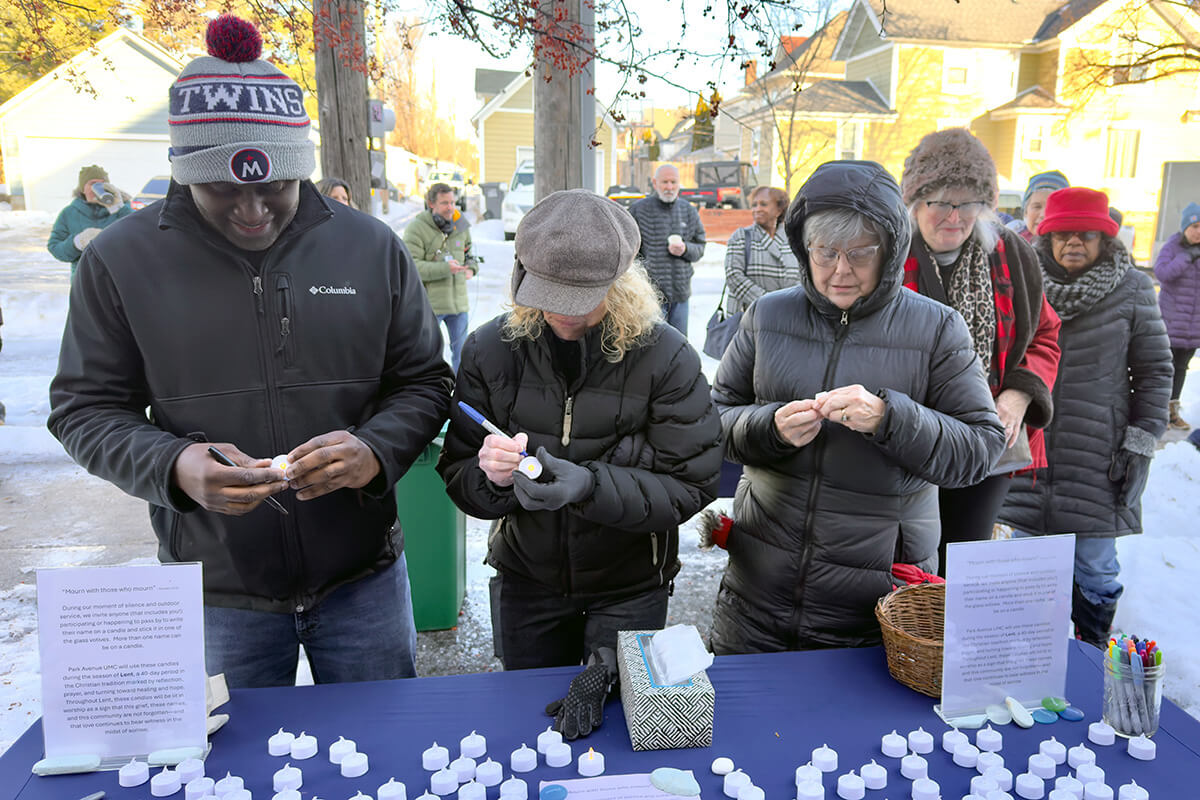 Personas toman velas votivas a batería y escriben sus oraciones durante una vigilia de oración realizada el 9 de enero en la Iglesia Metodista Unida Park Avenue, en Minneapolis. La iglesia se encuentra a solo dos cuadras del lugar donde un agente federal de Inmigración y Control de Aduanas (ICE) disparó y mató a Renee Good, de 37 años. En los cultos dominicales, fieles de Park Avenue y de otras congregaciones metodistas unidas recordaron a Good, lamentaron la violencia de los agentes federales durante la semana y hallaron consuelo en la presencia de Dios. Foto cortesía de la Iglesia Metodista Unida Park Avenue.