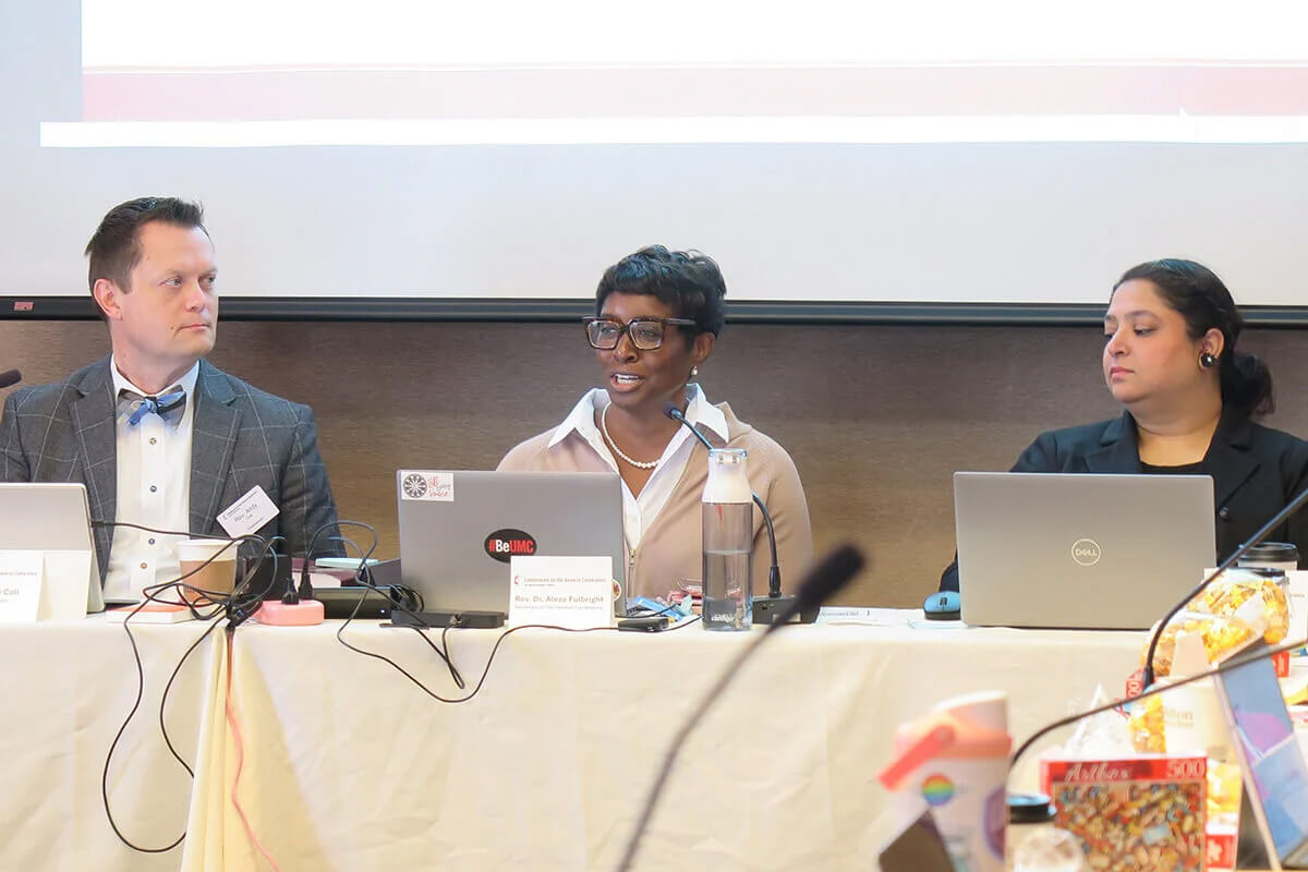 La révérende Aleze M. Fulbright (au centre) célèbre la croissance de l'Église Méthodiste Unie en Afrique lors de la réunion de la Commission de la Conférence Générale à Minneapolis le 11 novembre. L'évêque Tracy S. Malone de la Conférence de l'Indiana a annoncé le 16 janvier que Révérende Fulbright quittait son poste de secrétaire de la Conférence Générale pour devenir secrétaire exécutive de l'évêque à partir du mois de juillet. Photo de Heather Hahn, UM News.