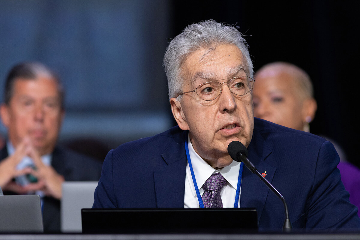 L'évêque Ruben Saenz Jr. préside une session de la Conférence Générale Méthodiste Unie de 2024 à Charlotte, en Caroline du Nord. M. Saenz, qui dirige la Conférence Horizon Texas, est co-organisateur de l'équipe de conception du rassemblement des dirigeants prévu en octobre prochain. Lui et d'autres organisateurs espèrent impliquer tous les Méthodistes Unis dans ce rassemblement grâce à une enquête et à des webinaires prévus de janvier à mars. Photo d'archive par Mike DuBose, UM News.