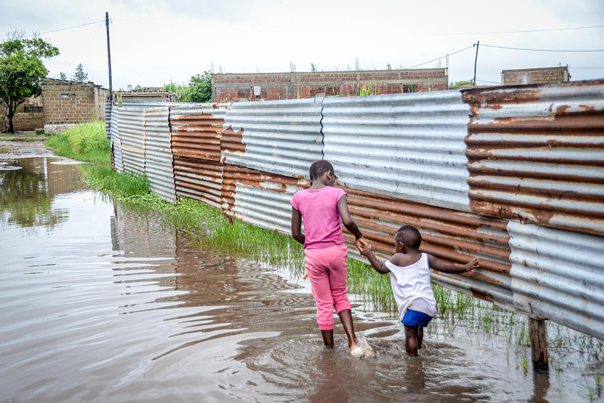 Des enfants pataugent dans les eaux de crue dans un quartier de Maputo, au Mozambique, le 16 janvier. Depuis le début de la saison des pluies en Afrique australe, plus de 100 personnes ont perdu la vie et des centaines de milliers d'autres ont été déplacées en raison des inondations généralisées. Les méthodistes unis de la région participent aux efforts de secours. (AP Photo/Carlos Uqueio)