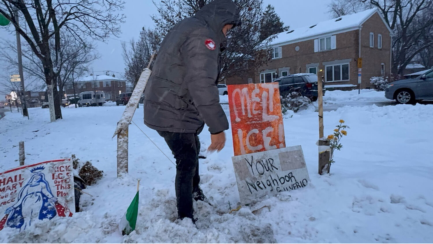 Lideres de la iglesia acuden cada semana a orar con la comunidad, en la esquina donde fue asesinado Silverio Villegas González por un funcionario de ICE, a dos cuadras de la iglesia. En los letreros se puede leer en inglés “Derritan a ICE (hielo)”, “Tu Vecino Silverio”. Foto Rev. Gustavo Vasquez, Noticias MU.