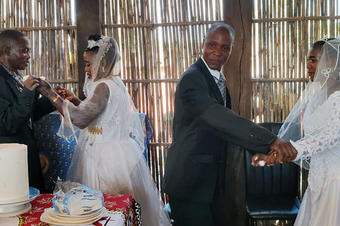Ninga- Daudi Lalimo e Disteria Isaca, e Ninga- Ernestina Jone e Clemency Cipriano celebrando o primeiro casamento da Igreja Metodista. Foto de Arlindo Sambo, UM News.