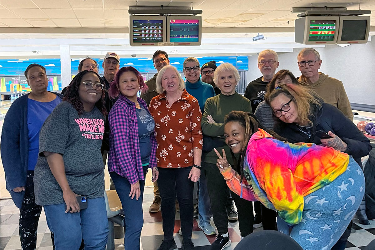 Des membres de l'Eglise Méthodiste Unie Marvin, à Winston-Salem, en Caroline du Nord, posent lors d'une sortie au bowling. L'église méthodiste unie Marvin a reçu une subvention de 100 000 dollars de la part de l'église méthodiste unie voisine de Sherwood Forest afin de financer des travaux de rénovation de son bâtiment. Photo gracieusement fournie par l'Eglise Méthodiste Unie Marvin.