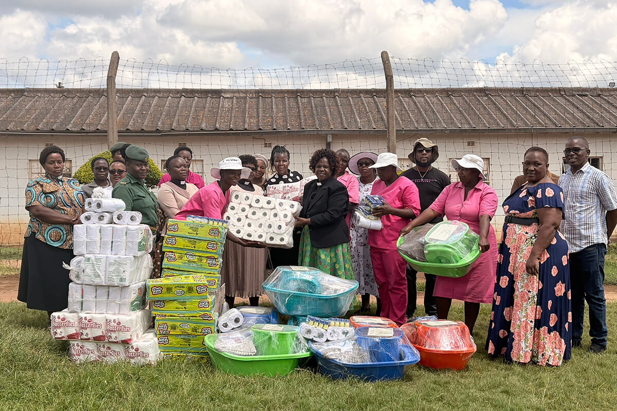 Des méthodistes unis remettent des dons aux détenues de la prison pour femmes de Chikurubi, à Harare. L'Église, avec le soutien du groupe de prière Isaiah 58 en Australie, a offert des paniers-cadeaux aux femmes enceintes ainsi que d'autres produits de première nécessité afin d'améliorer leur bien-être. Photo d'Eveline Chikwanah, UM News.