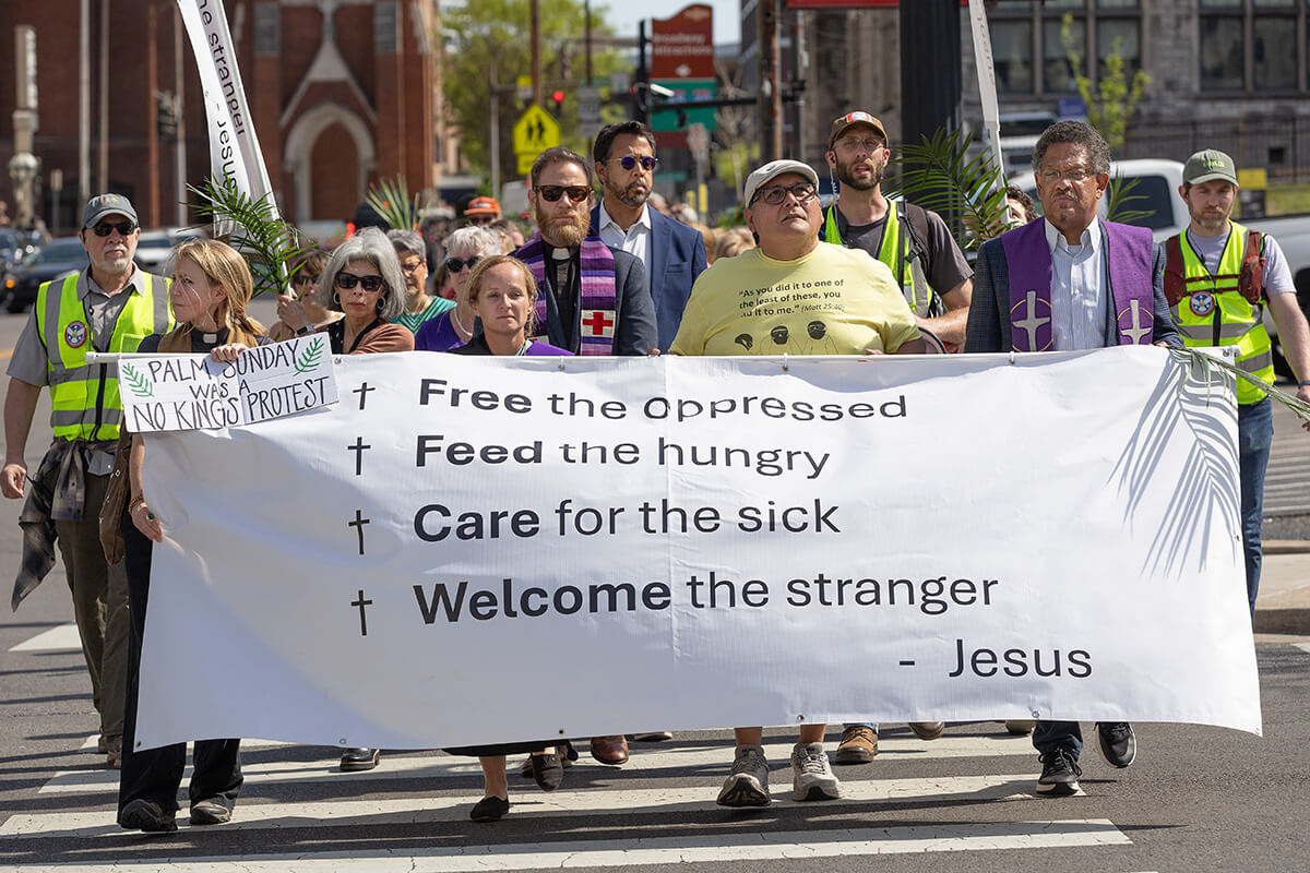 Líderes de fe portan una pancarta que resalta el llamado de Jesús a la justicia social en Mateo 25 durante un testimonio del Domingo de Ramos en Nashville, Tennessee. Foto Mike DuBose, Noticias MU.