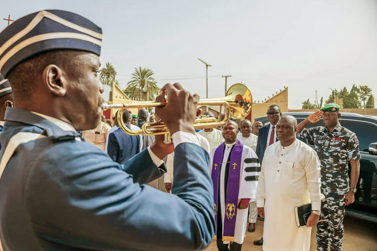 Les membres de la fanfare de la Boys Brigade de l’Église Méthodiste Unie du Nigeria accueillent l’évêque Ande Emmanuel (au centre, avec l’étole violette) et le gouverneur de l’État de Taraba, Kefas Agbu (à droite), lors d’un service d’action de grâce le 22 février à la cathédrale Jatutu Memorial à Jalingo, au Nigeria. Le sanctuaire de l’Église Méthodiste Unie avait été fermé par le gouvernement au plus fort des conflits internes au sein de la dénomination en 2016. L'Église Méthodiste Unie du Nigeria se réjouit d'une décision rendue le 30 mars par la Haute Cour, qui déclare « nulle et non avenue » la radiation de l'Église par un groupe dissident en 2024. Photo gracieusement fournie par UMCN Communications.