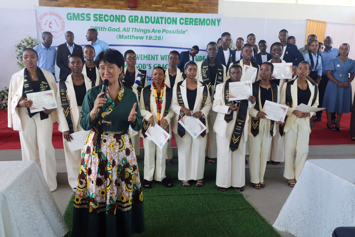 La révérende Young Seon Christina Kim, missionnaire méthodiste unie au sein de Global Ministries et fondatrice de la Global Mission Secondary School à Dar es Salaam, en Tanzanie, s'adresse aux parents et aux invités lors de la deuxième cérémonie de remise des diplômes de l'école en novembre. Mme Kim a souligné que l'école est une communauté chrétienne où le mentorat et le service façonnent le caractère des élèves, les préparant à devenir la prochaine génération de leaders en Tanzanie. Photo d'Asaph Sungura Ally, UM News.