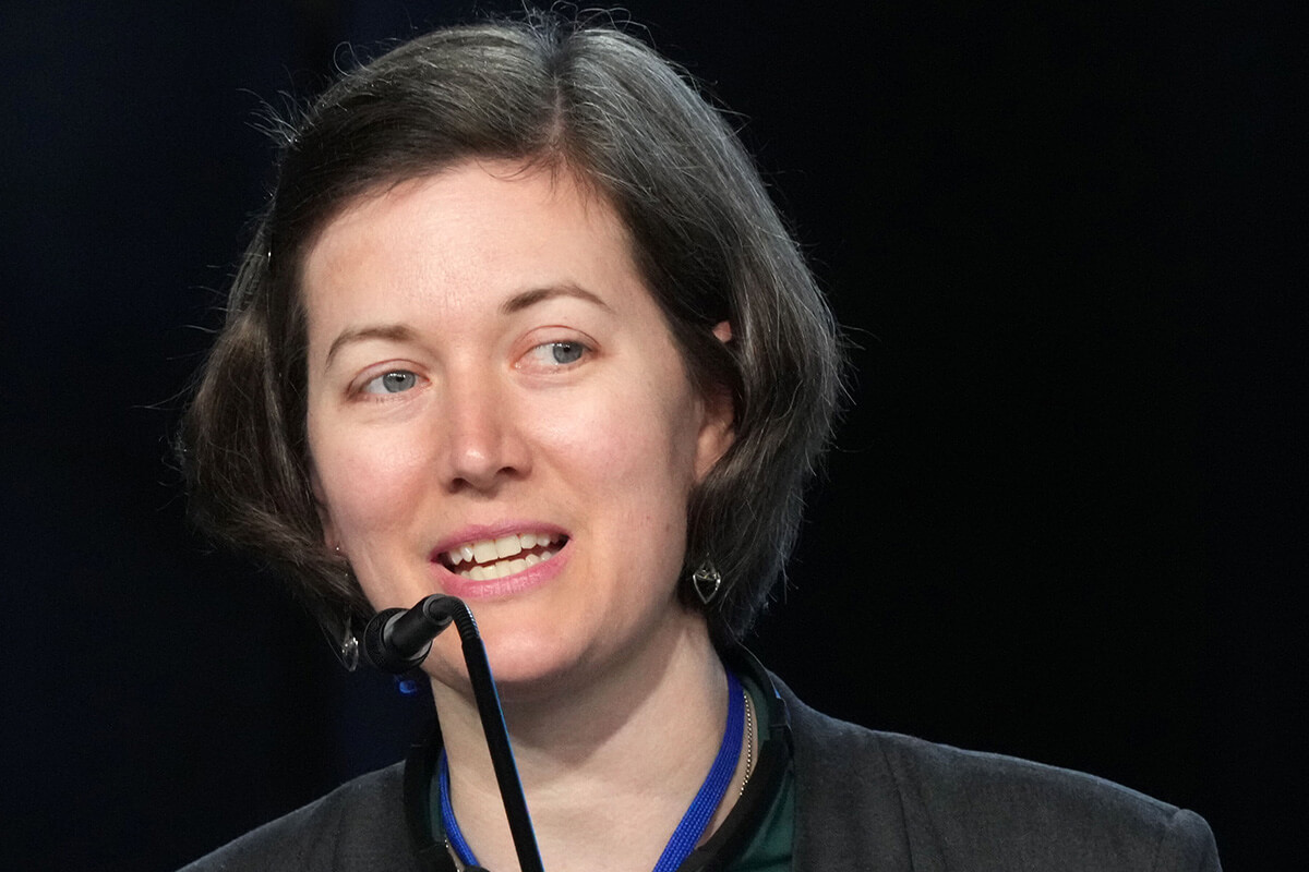 Emily Allen, déléguée laïque chevronnée de la Conférence Californie-Nevada, présente un rapport lors de la Conférence Générale méthodiste unie de 2024 à Charlotte, en Caroline du Nord, le 3 mai 2024. Mme Allen a été élue pour occuper le poste de secrétaire par intérim de la Conférence Générale à compter du 1er juillet. Elle dirigera la planification de l'assemblée législative internationale de l'Église Méthodiste Unie, prévue du 8 au 16 mai 2028 à Minneapolis. Photo de Larry McCormack, UM News.