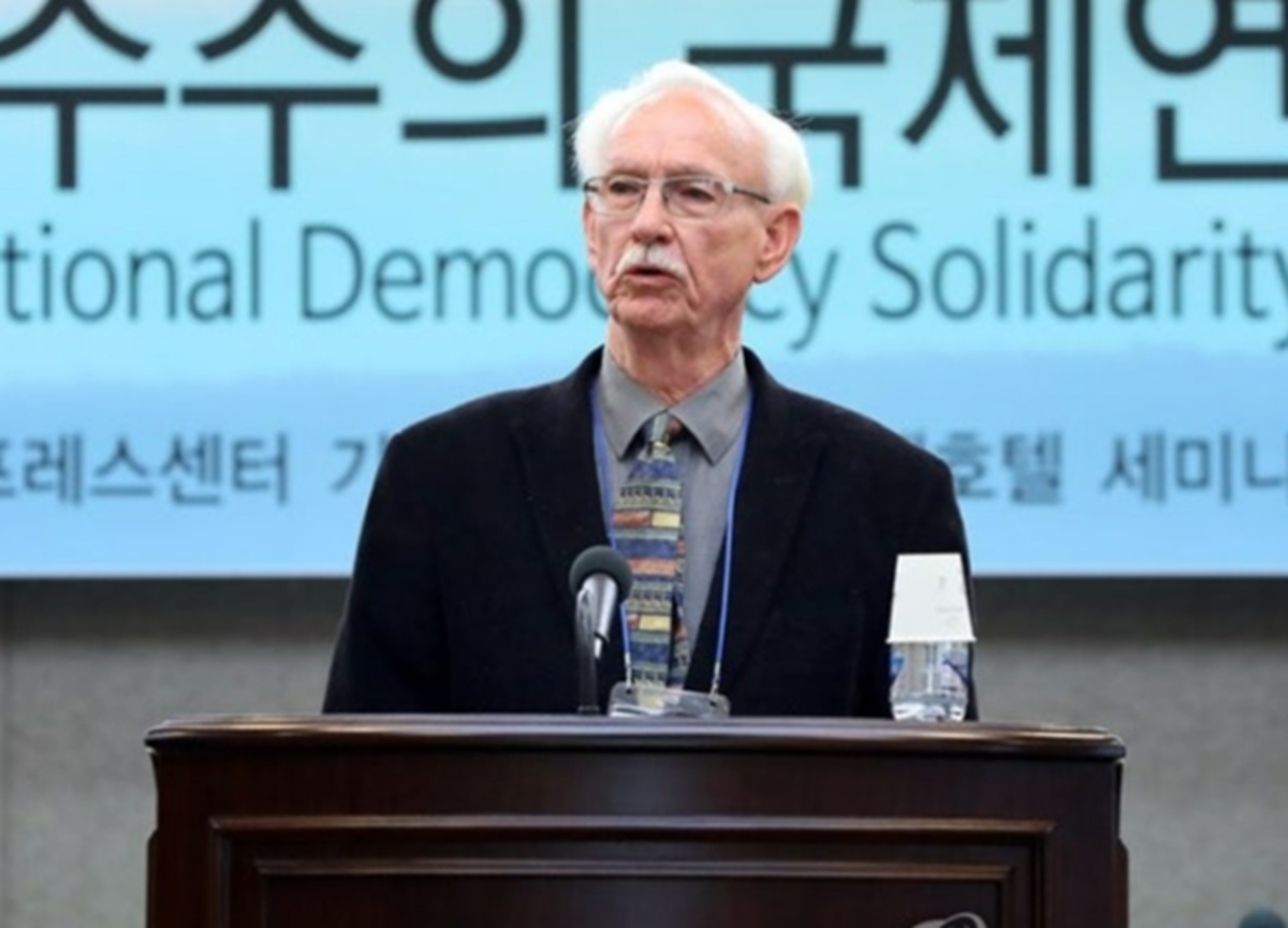 북미한인인권위원회 전 사무국장 패리스 하비 목사가 2016년 서울 중구 프레스센터에서 민주화기념사업회가 주최한 ‘민주주의 국제연대’ 세미나에서 발언하고 있다. 사진 제공, 민주화기념사업회, 민들레 뉴스.
