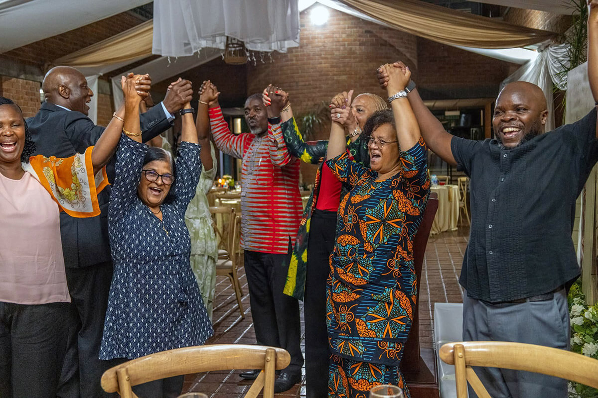 Les membres du conseil d'administration et le personnel de l'Africa University célèbrent, lors d'un dîner organisé pour marquer la fin des réunions de mars, au sein de cette université liée à l'Église méthodiste unie située à Mutare, au Zimbabwe. À cette occasion, l'université a présenté ses nouveaux membres du conseil d'administration et leur a souhaité la bienvenue au sein de l'établissement. Photo gracieusement fournie par le Bureau du développement et des relations publiques de l'Africa University.  Traduit avec DeepL.com (version gratuite)