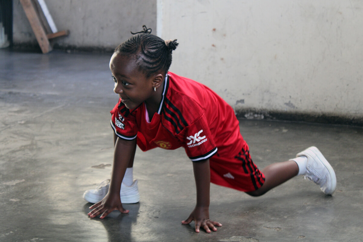 Crystal Buta, cinq ans, participe à un cours de Zumba à l'église méthodiste unie de Chisipiti à Harare, au Zimbabwe. L'association féminine de Chisipiti a lancé ces cours de danse ouverts à tous les âges afin de renforcer les liens communautaires et de lutter contre le stress et l'anxiété croissants. Photo : Kudzai Chingwe, UM News.