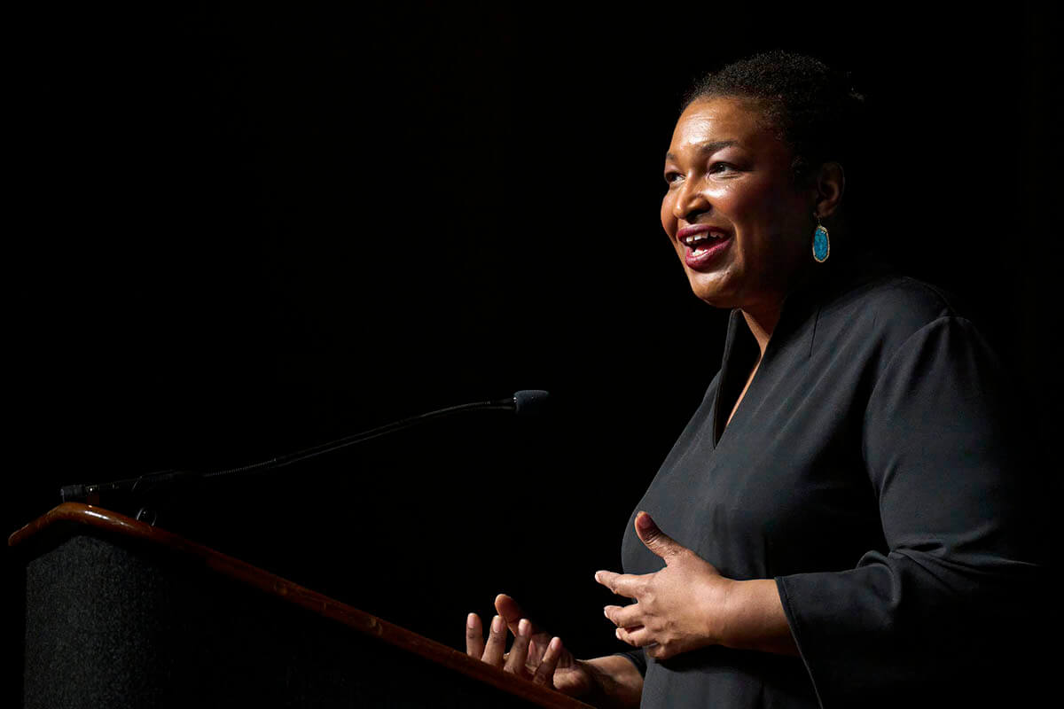 Stacey Abrams se dirige a las asistentes a la Cena del Legado de la Asamblea 2026 de Mujeres Unidas en la Fe, celebrada el 16 de mayo en Indianápolis, Indiana. Foto de Paul Jeffrey, Mujeres Unidas en la Fe.