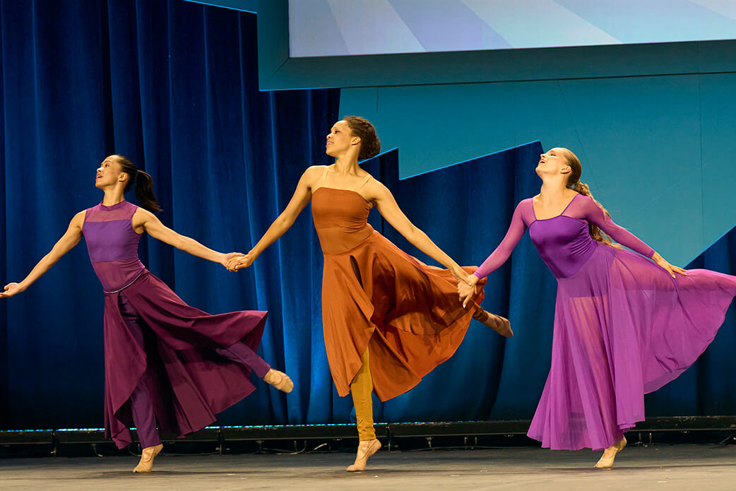 Bailarinas de Dance Kaleidoscope actuaron el 15 de mayo durante la Asamblea 2026 de Mujeres Unidas en la Fe, celebrada en Indianápolis, Indiana. El encuentro congregó a unas 3.000 personas procedentes en su mayoría de los Estados Unidos. Fotografía de Paul Jeffrey, Mujeres Unidas en la Fe.