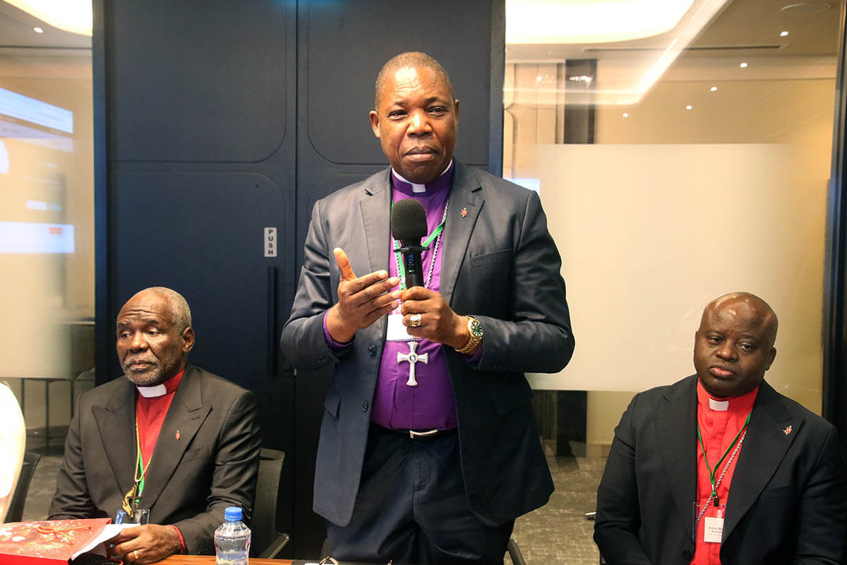 L'évêque Daniel Lunge (au centre) de la zone épiscopale du Congo central s'exprime lors d'une table ronde sur la communication à Dar es Salaam, en Tanzanie, sous le regard de l'évêque Antoine Kalema Tambwe (à gauche) du Congo oriental et de l'évêque Mande Muyombo du Katanga du Nord. Les Évêques ont souligné que la communication est un outil essentiel pour faire des disciples et construire la paix dans des régions géographiquement complexes et en proie à des conflits. Photo de Chadrack Tambwe Londe, UM News.