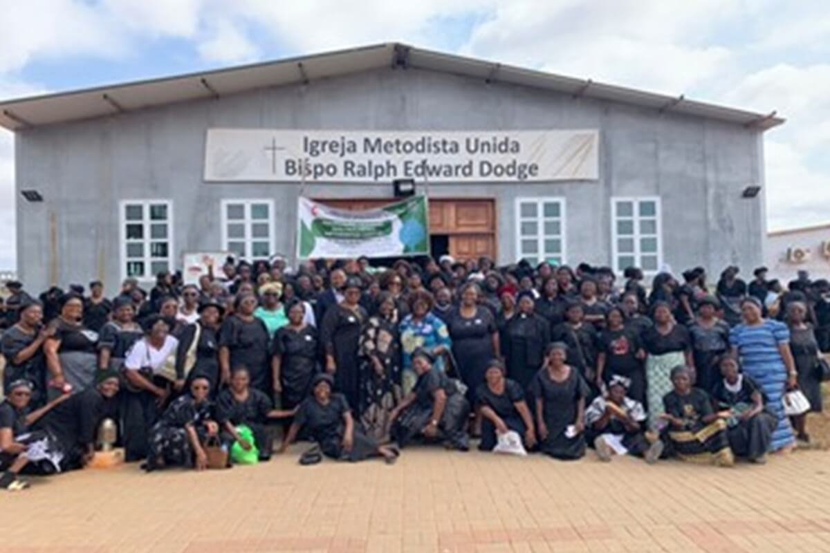 Participantes da Conferência sobre a violência baseado no gênero, vestidas de preto numa “ Quinta feira de preto” durante a conferência na Igreja Metodista Unida Bispo Ralph Edward Dodge em novembro de 2025 em Luanda, Angola. Foto cortesia da Organização de Mulheres da Conferência Anual do Oeste de Angola.