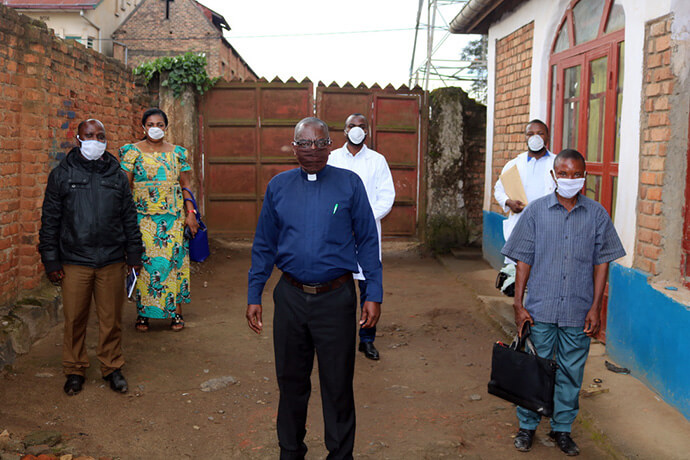Le Révérend Clément Kingombe Lutala (au centre), le Dr Damas Lushima (au centre à l'arrière) et plusieurs responsables laïcs de l'Église Méthodiste Unie portent des masques et respectent les protocoles de sécurité devant l'Eglise Méthodiste Unie d'Ibanda, dans le Sud-Kivu (Congo), alors qu'une épidémie mortelle d'Ebola sévit dans la région. L'Evêque Antoine Tambwe Kalema appelle toutes les Eglises Locales à mettre en œuvre des mesures préventives obligatoires afin d'endiguer la propagation du virus. Photo de Philippe Kituka Lolonga, UM News.