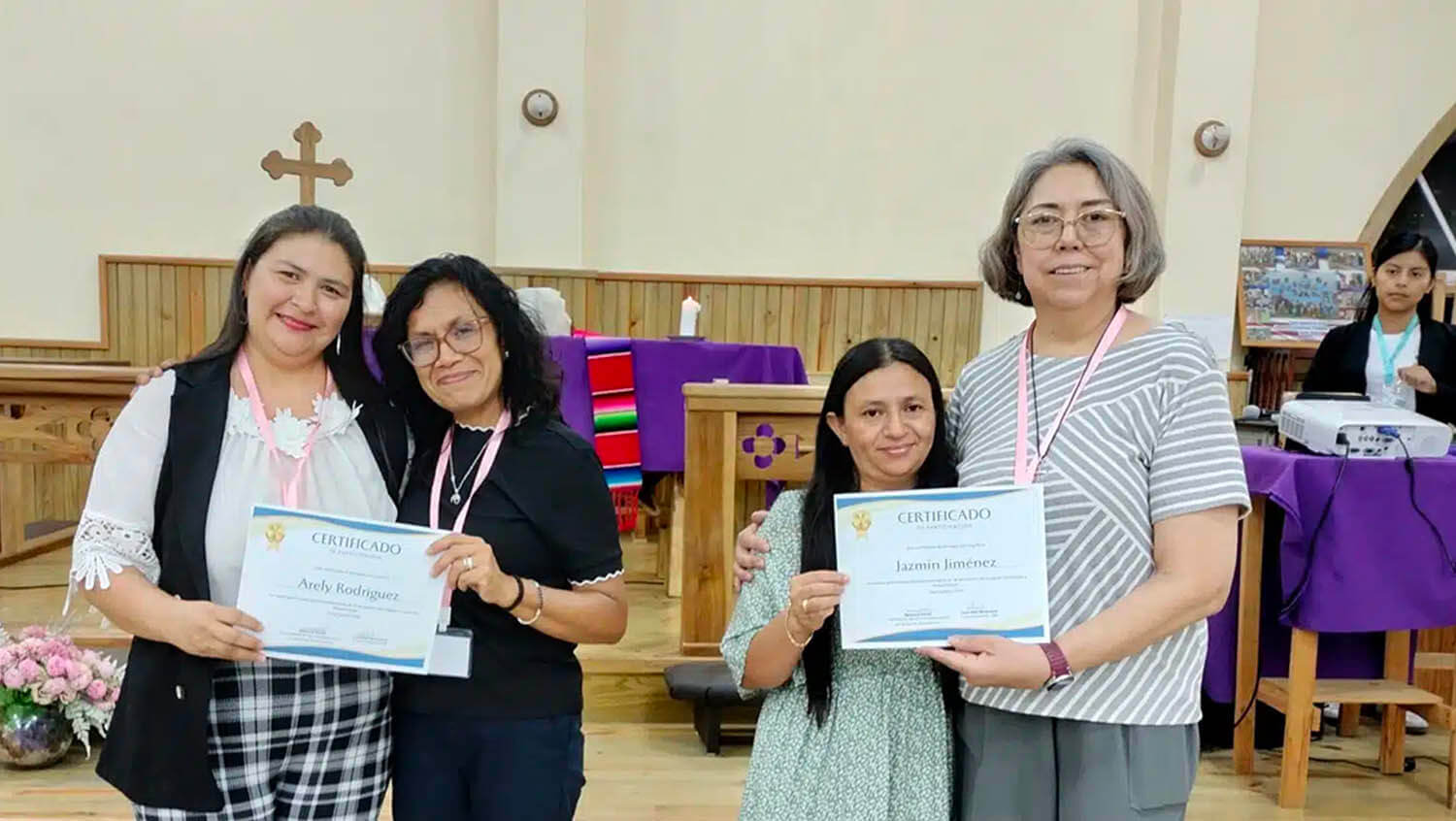 Arely Rodríguez recibe su certificado de Karen Plaza, segunda de izquierda a derecha, y Jasmin Jiménez recibe el suyo de la misionera global María de Lourdes Ramírez-Meneses Mroczka, en el extremo derecho. Foto cortesía de Karen Plaza.