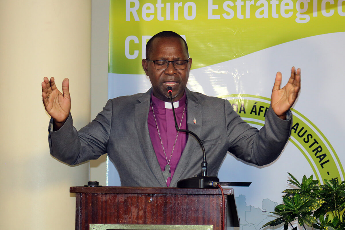 L'Evêque João Filimone Sambo prie lors de la retraite stratégique de la Conférence Régionale d'Afrique Australe, qui s'est tenue du 9 au 11 avril à Maputo, au Mozambique. Mgr Sambo était l'évêque hôte de cette rencontre. Les délégués présents à la retraite ont élaboré une feuille de route pour une mission et un ministère adaptés au contexte de l'Afrique australe. Photo de Roque Facela, UM News.