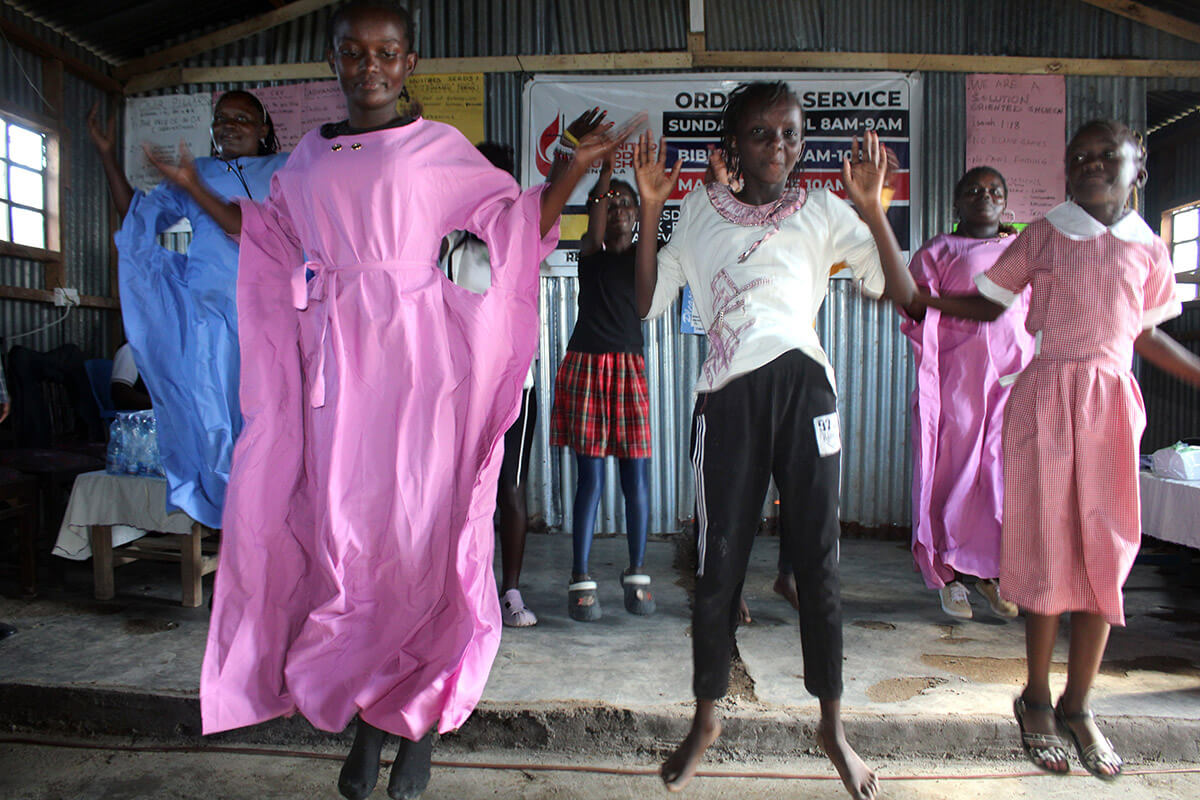 La chorale de l’Église Méthodiste Unie de Parkview Kitengela a diverti les visiteurs des conseils d’Administration des départements « Global Ministries » et « Higher Education and Ministry » de l’Église Méthodiste Unie, lors de la réunion de printemps de ces instances qui s’est tenue du 8 au 10 avril dans les locaux de l’église à Nairobi, au Kenya. Parkview Kitengela est l’une des neuf congrégations nouvellement créées dans le district de Nairobi, qui connaît un essor grâce à des campagnes d’évangélisation et à des actions de proximité avec la communauté. Photo de Kudzai Chingwe, UM News.