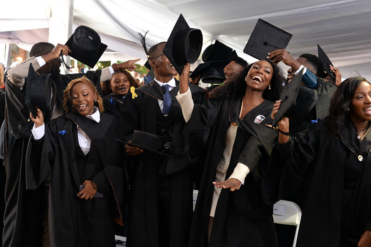 Les diplômés célèbrent leurs succès lors de la 32e cérémonie de remise des diplômes de l'Africa University, le 6 juin à Mutare, au Zimbabwe. Les membres de la promotion 2026 provenaient de 21 pays africains et plus de 10 % d'entre eux ont obtenu un diplôme avec mention très bien, la plus haute distinction académique. Photo gracieusement fournie par le Bureau des relations publiques de l'Africa University.