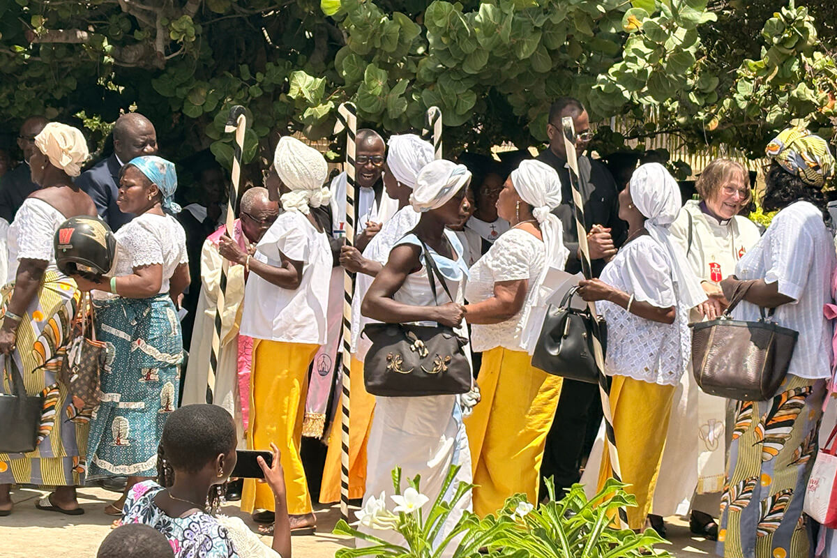 Les membres de l'église Ebenezer Temple de l'Église méthodiste du Togo accueillent les visiteurs du Conseil méthodiste africain après le culte dominical du 17 mai à Aného, au Togo. Construite en 1895, Ebenezer est la plus ancienne église de la dénomination. Le conseil a réuni les dirigeants des Églises méthodistes d'Afrique pour discuter des défis du continent et renforcer la coopération afin de positionner l'Église comme une voix prophétique pour la justice et la paix. Photo d'Eveline Chikwanah, UM News.