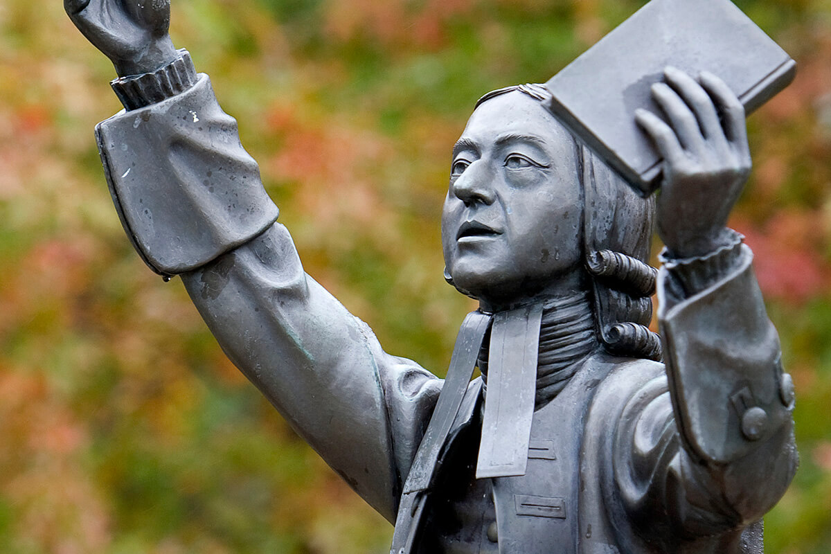 Une statue de John Wesley, fondateur du méthodisme, trône au centre du campus du séminaire théologique d’Asbury à Wilmore, dans le Kentucky. Le Sénat universitaire de l’Église Méthodiste Unie a décidé de ne plus inscrire le séminaire d’Asbury et le Northeastern Seminary de Rochester, dans l’État de New York, sur la liste des établissements théologiques agréés pour la formation des pasteurs méthodistes unis. Photo de Mike DuBose, UM News.
