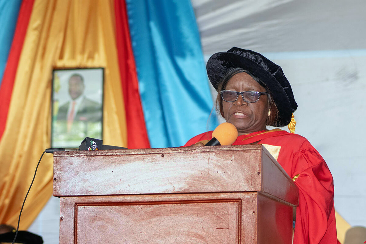 Rosemary Nyarugwe, première femme à avoir dirigé le Nyadire College of Education de l’Église Méthodiste Unie au Zimbabwe, restera dans les mémoires comme une responsable ecclésiastique fidèle et dévouée, ainsi qu’une ardente défenseuse de l’éducation en Afrique. Elle est décédée le 22 juin à l’âge de 64 ans. Photo de Munyaradzi Matura pour TV Ebenezer. 
