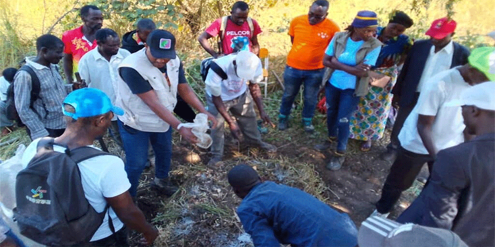 Residents in the Kimbamba area near Malanje, Angola, learn techniques for preparing compost. Increasing food security has been a key part of a program by The United Methodist Church’s East Angola Annual Conference. With funding from Global Ministries through the Yambasu Agriculture Initiative, the program has trained and assisted more than 600 families in Eastern Angola. Photo: Emanuel Saprinho