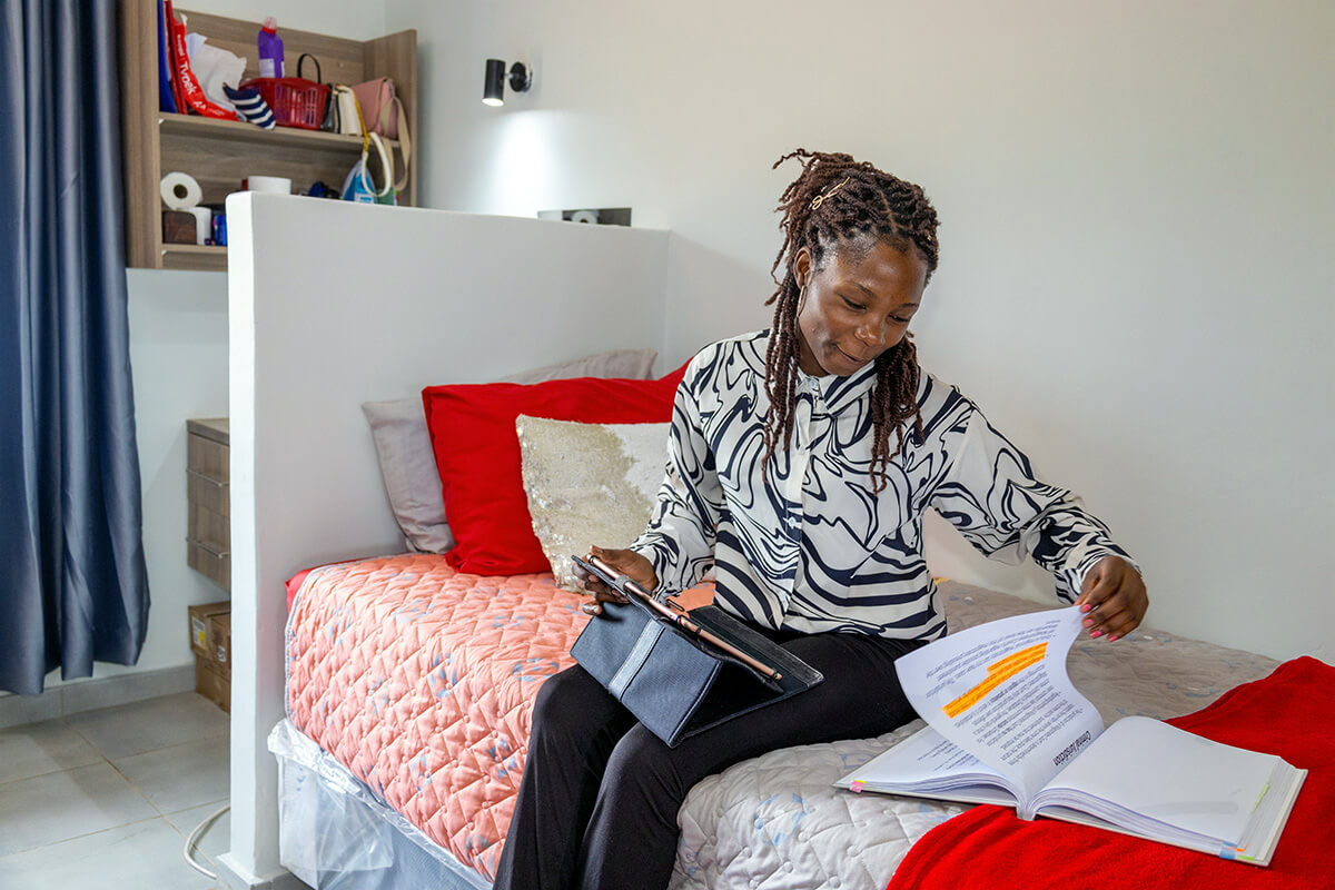 À l’Africa University, la demande en logements universitaires sûrs et confortables pour les étudiantes est très forte, compte tenu de la situation rurale du campus et du manque de transports en commun fiables. Les conférences « Upper New York » et « Susquehanna » de l’Église Méthodiste Unie ont approuvé un projet visant à lever 1,5 million de dollars pour construire une nouvelle résidence universitaire réservée aux femmes au sein de l’université. Photo gracieusement fournie par l’Africa University.