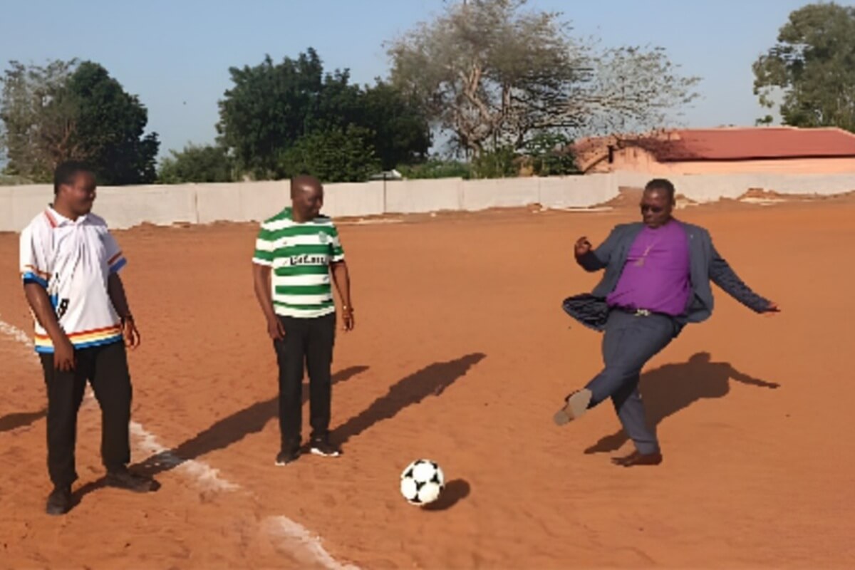 Bispo Joao Filimone Sambo da o pontapé de saída no campeonato “Taça Vida em Cristo”, iniciativa de evangelização pelo desporto que une religiosos, governo e comunidade para afastar jovens da criminalidade em Marracuene - Maputo. Foto de Naftal Guambe.