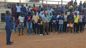 Bispo Joao F Sambo partilha reflexões e ora para os jogadores e os presentes no jogo de abertura. Foto de Naftal Guambe.