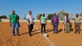Bispo Sambo posiciona-se ao lado de líderes religiosos e comunitários antes do jogo. Foto de Naftal Guambe.
