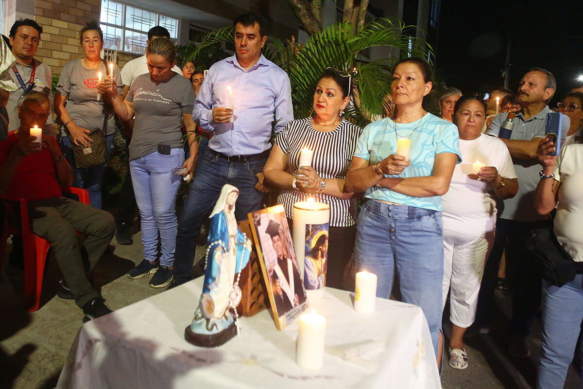 Amigos/as y familiares en Bucaramanga, Colombia celebraron el 14 de julio una vigilia por Johan Sebastián Durán Guerrero, un ciudadano colombiano que murió tras recibir un disparo de un agente del Servicio de Inmigración y Control de Aduanas (ICE por sus siglas en inglés) en Maine. La Coalición por los Derechos de los/as Inmigrantes de Maine afirmó que Durán Guerrero estaba legalmente autorizado para trabajar en Estados Unidos. Foto cortesía de Jaime Moreno, AP.