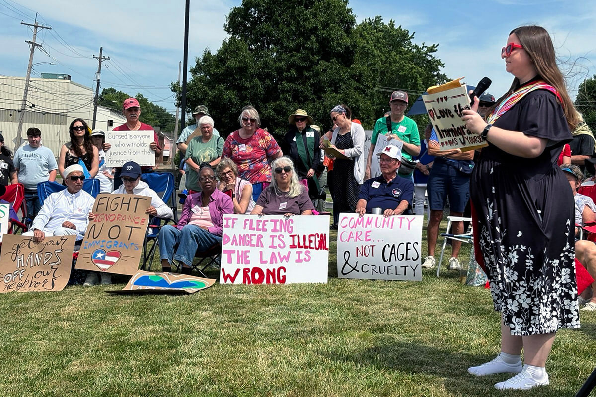 La Revda. Emily Kvalheim habla el 30 de mayo frente a la cárcel del condado de Butler en Hamilton, Ohio durante una protesta para llamar la atención sobre las personas detenidas debido a su estatus migratorio. Kvalheim es diácona de la Conferencia Anual del Oeste de Ohio y miembro del Grupo de Trabajo sobre Ministerios de Inmigración Metodistas Unidos de Ohio. Foto cortesía de la Revda. Emily Kvalheim.